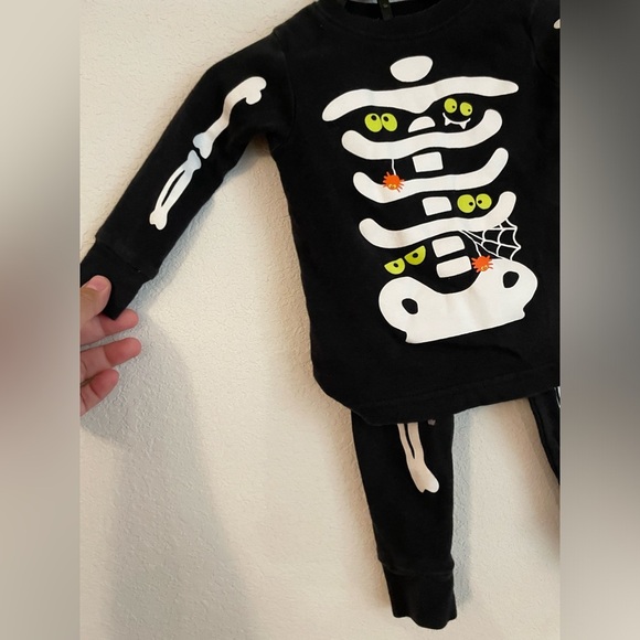 Carter's Black Skeleton glow in the dark Pajama Set size 12 months - Picture 4 of 6